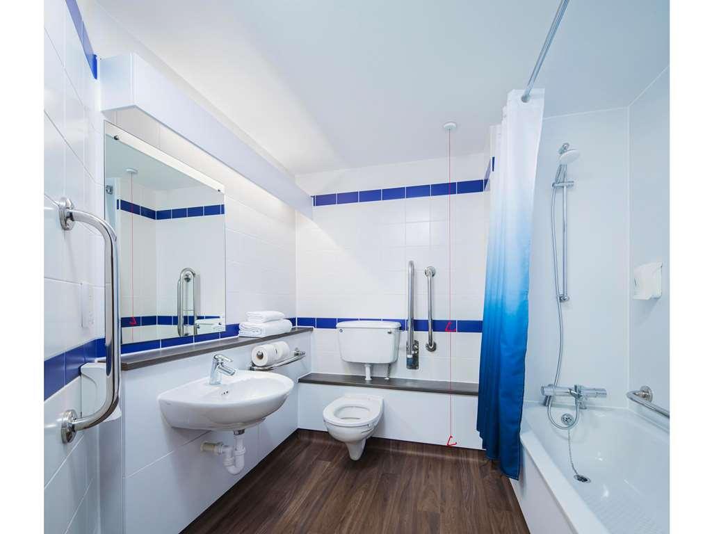 Travelodge Bath Central الغرفة الصورة