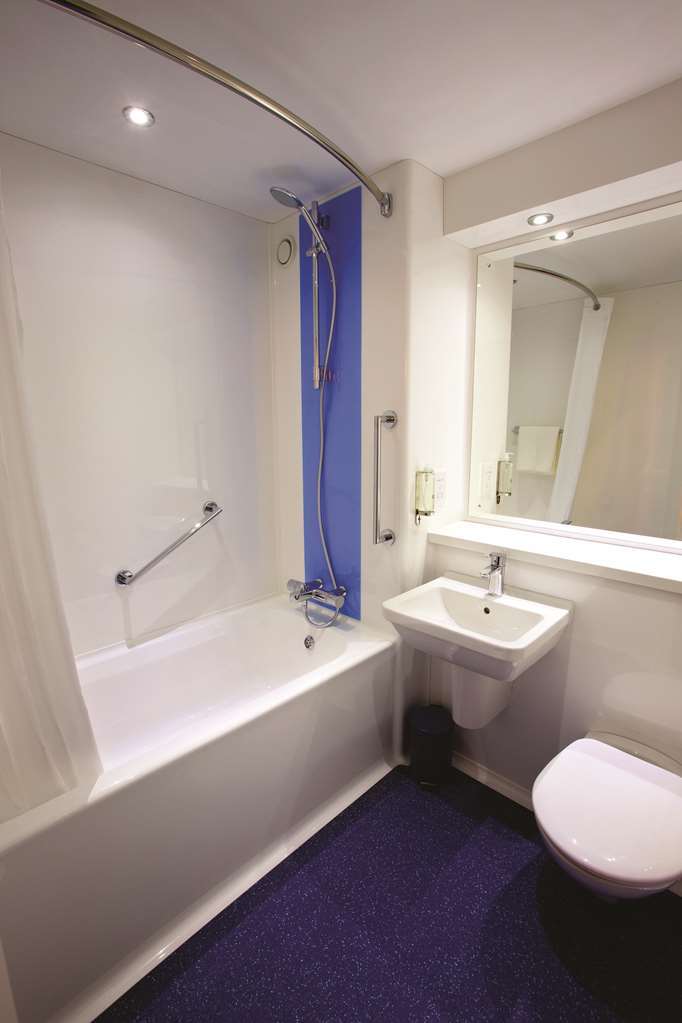 Travelodge Bath Central الغرفة الصورة